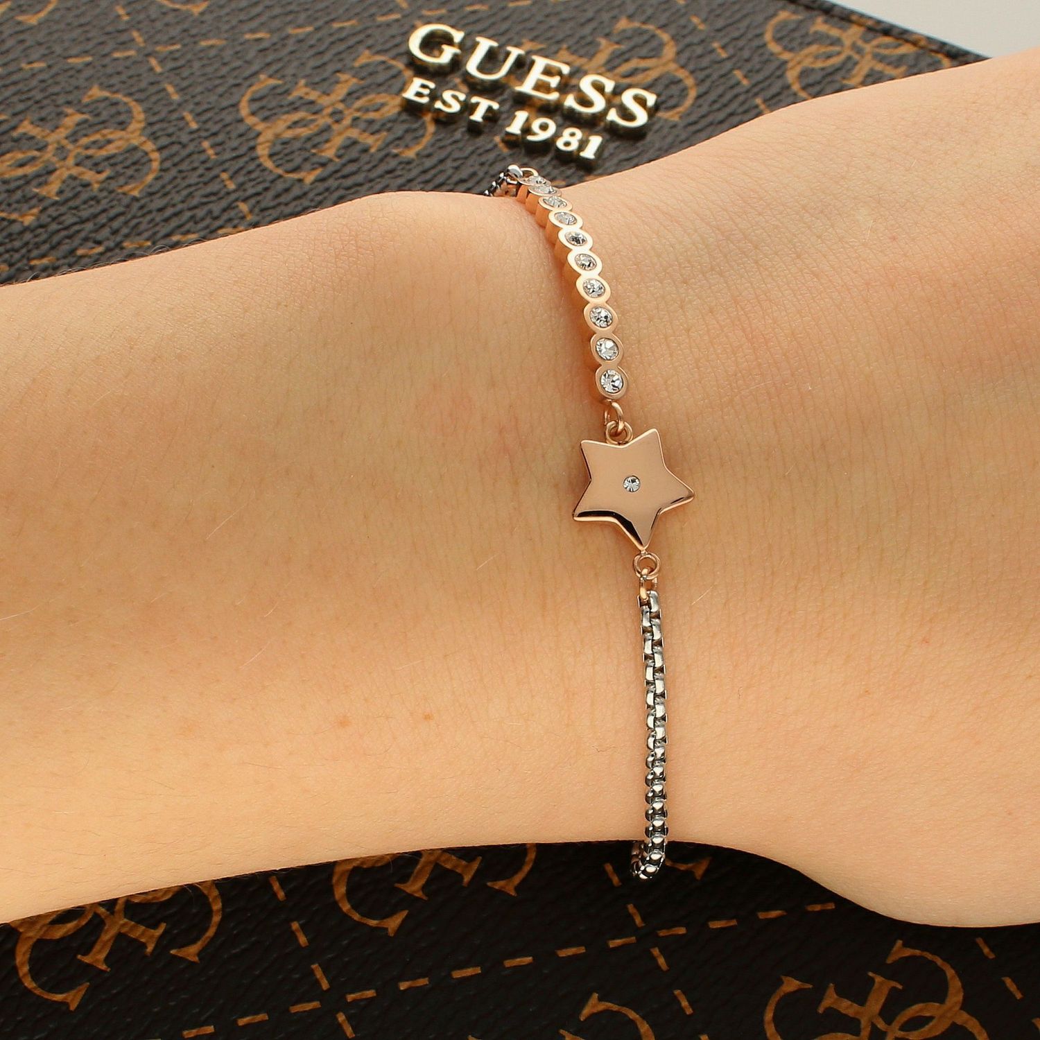 Bransoletka Nomination Italy z kolekcji Milleluci. Wykonana ze stali szlachetnej, zdobiona mieniącymi się, błyszczącymi cyrkoniami oraz zawieszką w.jpg